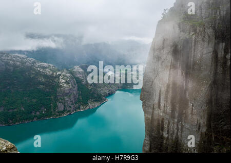 Norwegischer Fjord Aussicht vom berühmten Prekestolen Felsen Stockfoto