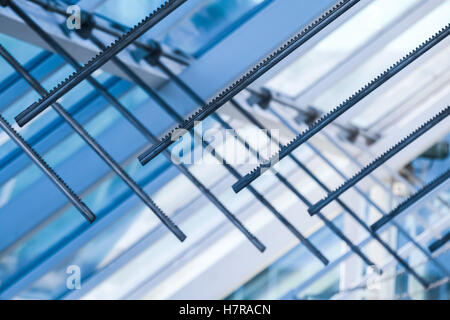 Eröffnung-Laufwerk-Racks. Hightech-Architektur Hintergrund, internen Details der Glasdach mit abschließbaren Windows Abschnitte zu abstrahieren, Stockfoto