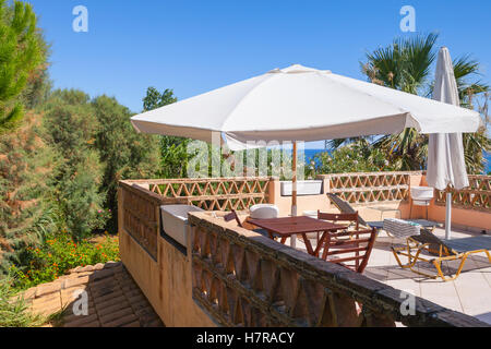 Balkon mit weißen Schirm. Zakynthos Island, Griechenland, beliebten touristischen Ferienort Stockfoto