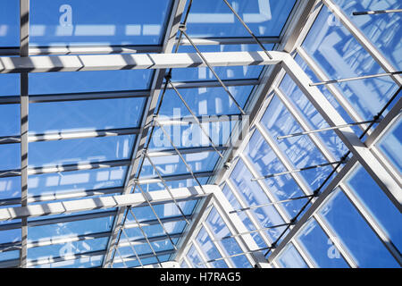 Abstrakte Hightech-Architektur Hintergrund, innere Struktur von Glas Dach Bogen mit abschließbaren Windows Abschnitte Stockfoto