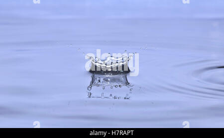 Wassertropfen Auswirkungen auf Wasseroberfläche Stockfoto