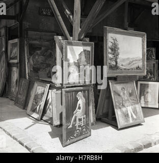 1950, historische, eine Auswahl von gerahmten Kunstwerken und Ölgemälde zum Verkauf an einem Open-air auf einem Pariser Flohmarkt, Paris, Frankreich. Stockfoto