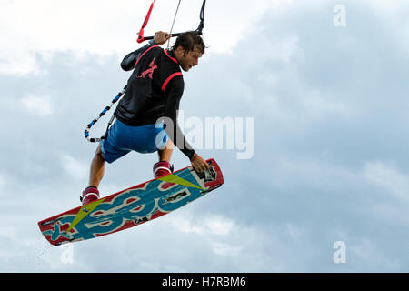 Professionelle Kitesurfer Ben Jopling im Veterans Memorial Park - Duck wenig Key, Florida, USA Stockfoto