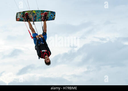 Professionelle Kitesurfer Ben Jopling im Veterans Memorial Park - Duck wenig Key, Florida, USA Stockfoto