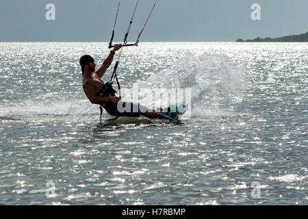 Professionelle Kitesurfer Bret Sullivan im Veterans Memorial Park - kleine Ente Key, Florida, USA Stockfoto