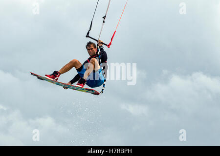 Professionelle Kitesurfer Ben Jopling im Veterans Memorial Park - Duck wenig Key, Florida, USA Stockfoto