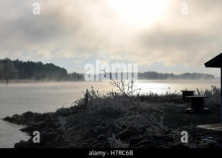 Eisnebel steigt aus dem Meer auf Turku Archipel, Finnland. Stockfoto