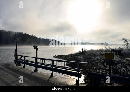 Kalter Tag im November. Nebel steigt aus dem Meer. Stockfoto