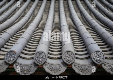 Nahaufnahme der ein altes südkoreanischen oder ostasiatische traditionelles Hausdach mit Ziegeln. Von vorne gesehen. Stockfoto