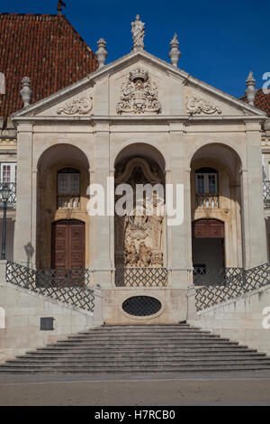 Haupteingang zum alten Teil von Universität von Coimbra, Portugal, Europa Stockfoto