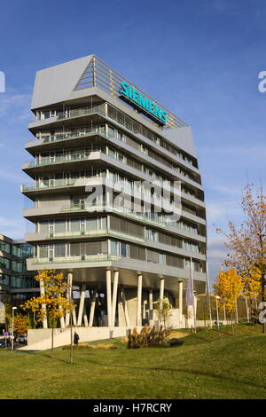 Prag, Tschechische Republik - NOVEMBER 7: Siemens Firmenlogo auf tschechischen Hauptquartier am 7. November 2016 in Prag, Tschechien. Stockfoto