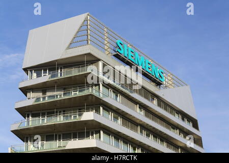 Prag, Tschechische Republik - NOVEMBER 7: Siemens Firmenlogo auf tschechischen Hauptquartier am 7. November 2016 in Prag, Tschechien. Stockfoto