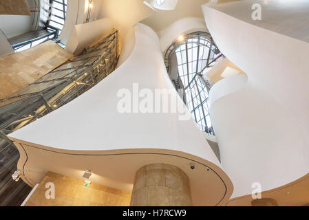 BILBAO, Spanien - 16 Oktober: Innere des Guggenheim Museum in Bilbao, Spanien 16. Oktober 2016. ist eines der wichtigsten mus Stockfoto