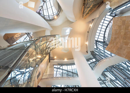 BILBAO, Spanien - 16 Oktober: Innere des Guggenheim Museum in Bilbao, Spanien 16. Oktober 2016. ist eines der wichtigsten mus Stockfoto