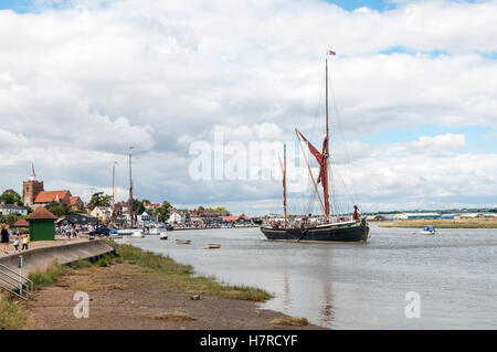 Die Themse Segeln Lastkahn SB Wasserstoff verlassen Hythe Quay in Maldon an der Mündung der Blackwater, Essex. Stockfoto