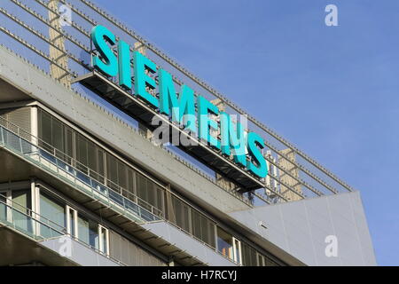 Prag, Tschechische Republik - NOVEMBER 7: Siemens Firmenlogo auf tschechischen Hauptquartier am 7. November 2016 in Prag, Tschechien. Stockfoto