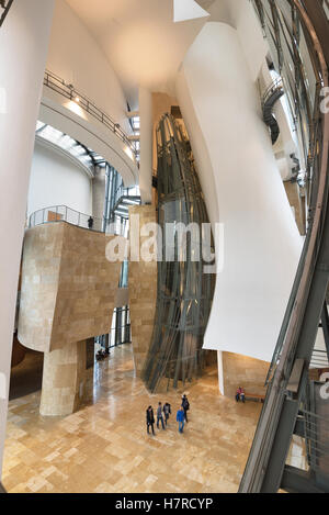 BILBAO, Spanien - 16 Oktober: Innere des Guggenheim Museum in Bilbao, Spanien 16. Oktober 2016. Stockfoto