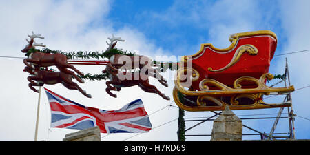 Leerer 'Flying Santa'-Wagen auf Southampton's (UK) Christmas Market mit Union Jack Flagge im Hintergrund, Southampton, England, UK Stockfoto