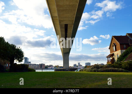 Die itchen Toll Bridge in Southampton, von unten, Foto in Woolston 2016 genommen. Stockfoto