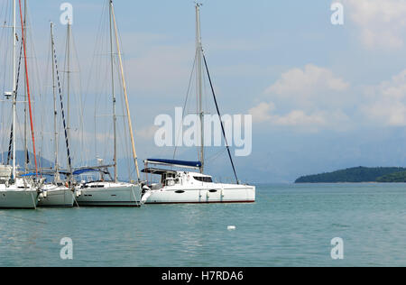 Nidri, Griechenland, 11. Mai 2013: Landschaft mit Bergen, grüne Insel und Yachten im Ionischen Meer, Griechenland. Stockfoto