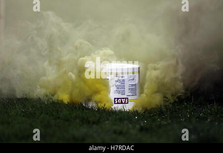 Verwalter versuchen, mit einer Fackel zu behandeln, nachdem es beim ersten Vorrundenspiel am Merseyrail Community Stadium, Southport Emirates FA Cup auf das Spielfeld geworfen wurde. Stockfoto