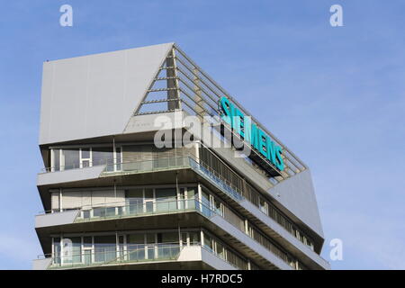 Prag, Tschechische Republik - NOVEMBER 7: Siemens Firmenlogo auf tschechischen Hauptquartier am 7. November 2016 in Prag, Tschechien. Stockfoto