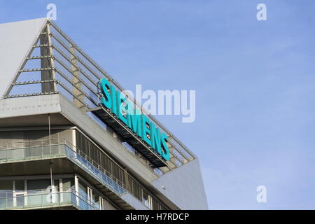 Prag, Tschechische Republik - NOVEMBER 7: Siemens Firmenlogo auf tschechischen Hauptquartier am 7. November 2016 in Prag, Tschechien. Stockfoto