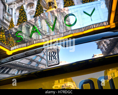 Außenansicht des luxuriösen 5-Sterne-Hotel Savoy Zeichen zu Weihnachten mit Rolls-Royce-Motorwagen mit Emblem im Vordergrund der Strang London WC2 Stockfoto