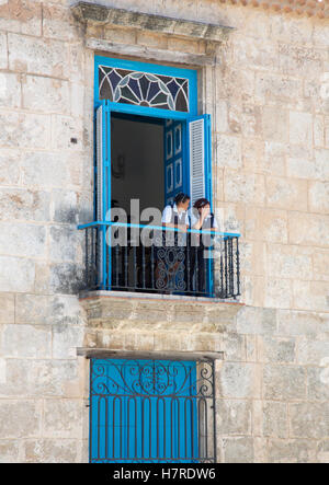 Zwei Frauen stehen auf einem Balkon in Havanna, Kuba Stockfoto