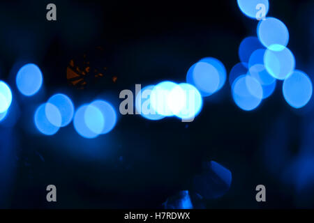 Blaue elektrische Weihnachtsgirlande aus Fokus Hintergrund Stockfoto