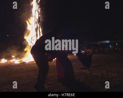 Philippinen. 8. November 2016. Ein Balztanz wurde während der Entzündung des gigantischen Feuers als Höhepunkt der Morgendämmerung Parade präsentiert. Die Dämmerung-Parade, die als Weg zum "Lemlunay" oder das Paradies genannt wird ist eine einzigartige Attraktion während des Helobung Festivals in South Cotabato. T ' Boli Stammesangehörigen tragen ihre traditionelle Kleidung und gehen mit ihren Fackeln auf der Suche nach Paradies. Lake Sebu ist in die Top 100 grün-Destination in der Welt enthalten. Und t ' Boli Menschen sind bekannt für ihre weltweit renommierten Tinalak Tuch aus Abaca-Fasern hergestellt. Bildnachweis: Sherbien Dacalanio/Pacific Press/Alamy Live Stockfoto