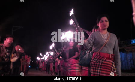 Philippinen. 8. November 2016. Die Dämmerung-Parade, die als Weg zum "Lemlunay" oder das Paradies genannt wird ist eine einzigartige Attraktion während des Helobung Festivals in South Cotabato. T ' Boli Stammesangehörigen tragen ihre traditionelle Kleidung und gehen mit ihren Fackeln auf der Suche nach Paradies. Lake Sebu ist in die Top 100 grün-Destination in der Welt enthalten. Und t ' Boli Menschen sind bekannt für ihre weltweit renommierten Tinalak Tuch aus Abaca-Fasern hergestellt. Bildnachweis: Sherbien Dacalanio/Pacific Press/Alamy Live-Nachrichten Stockfoto