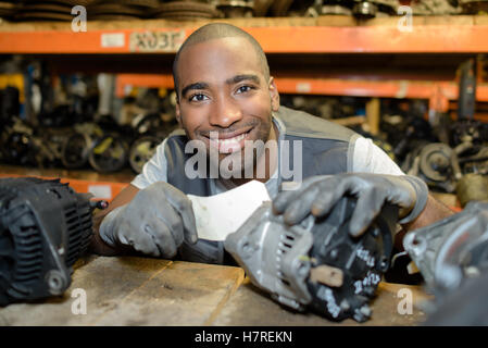 Lächelnder Mann im Auto breakers Stockfoto