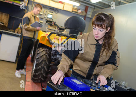 Mechanik mit Quad auf Werkbank Stockfoto