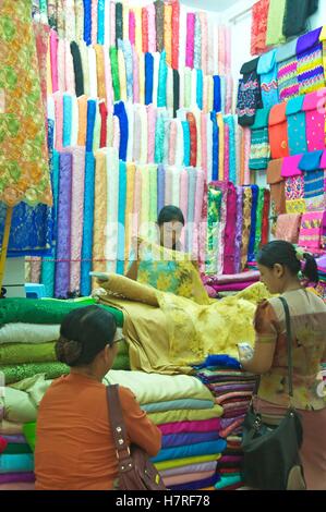 Yangon, Myanmar - 11. November 2014. Kauf und Verkauf von Material in den Bogyoke Aung San-Markt. Stockfoto