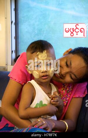 Yangon, Myanmar - 10. November 2014. Mutter und Kind auf Yangons Circle Line Railway. Stockfoto