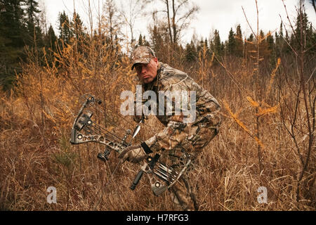 BowHunter Stalking Putenhackfleisch während der Jagd Stockfoto