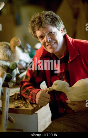 Carving Ente Köder in Holz-Shop Stockfoto