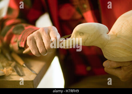 Carving Ente Köder in Holz-Shop Stockfoto