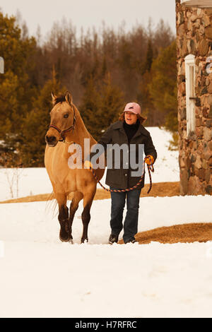 Frau In Winterkleidung Pferd Stockfoto