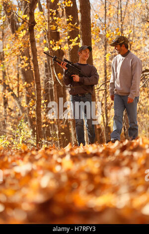 Vater und Sohn Eichhörnchen jagen Stockfoto