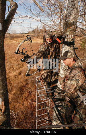 Sohn Vater Trainer auf Bogenjagd In Deerstand Stockfoto