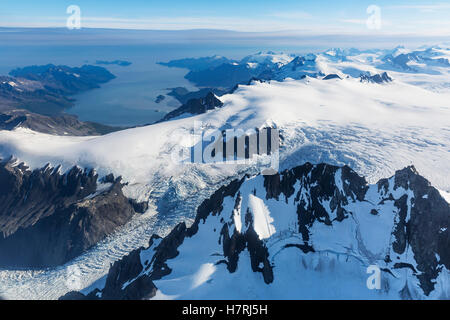 Luftaufnahme Des Harding Ice Field Und Der Gletscher, Die Von Seinen Snowy Peaks, Prince William Sound Im Hintergrund, Kenai Peninsula, Southcen... Stockfoto