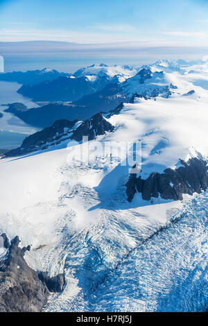 Luftaufnahme Des Harding Ice Field Und Der Gletscher, Die Von Seinen Snowy Peaks, Prince William Sound Im Hintergrund, Kenai Peninsula, Southcen... Stockfoto