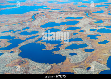 Luftaufnahme eines Baches, der durch eine Tundra-Landschaft läuft gefüllt mit kleinen Teichen, Yukon-Delta, Arktis Alaska Stockfoto