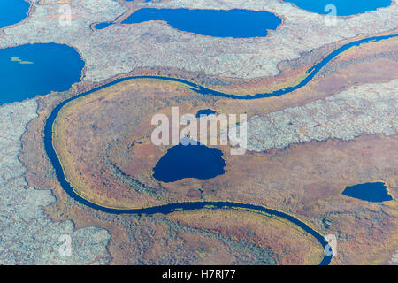 Luftaufnahme eines Baches, der durch eine Tundra-Landschaft läuft gefüllt mit kleinen Teichen, Yukon-Delta, Arktis Alaska Stockfoto