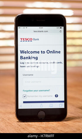 Tesco Online-Bank-Website und Smartphone-App Stockfoto