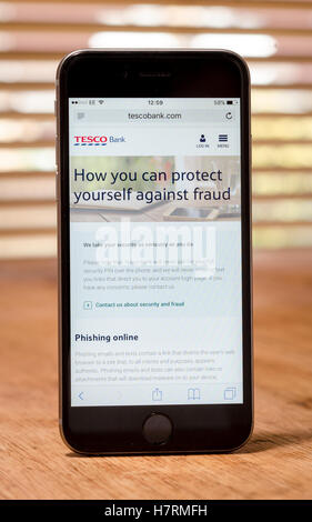 Tesco Online-Bank-Website und Smartphone-App Stockfoto