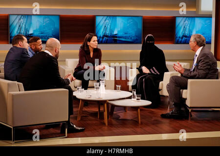 HANDOUT - Ahmad Mansour (Psychologe und Experte für Islamismus, l-R), Mohamed Taha Sabri (Imam der Dar-wie-Salam-Moschee in Berlin-Neukölln), Sascha Mané (Vater eines Mädchens, das im Jahr 2015 nach Syrien gingen), Gastgeber Anne Will, Nora Illi (Frauenbeauftragte des Islamischen Zentralrats der Schweiz) und Wolfgang Bosbach (CDU) Teilnahme an der ARD/NDR-Talkshow "Anne Will" mit dem Titel "Mein Leben für Allah - warum mehr und mehr jungen Menschen radikalisiert?" , am Sonntag, 6. November 2016 um 21:45 auf Das Erste ausgestrahlt. Foto: NDR/WOLFGANG BORRS/Dpa Aufmerksamkeit: redaktionelle Verwendung nur in Verbindung wi Stockfoto