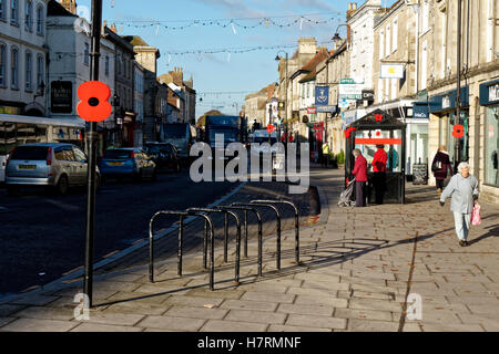 Warminster, Wiltshire, UK. 7. November 2016.  Handgestrickte Mohn im Markt Stadt von Warminster, Wiltshire, zum Gedenken an britischen und Commonwealth gefallen Soldaten Credit: Andrew Harker/Alamy Live News Stockfoto